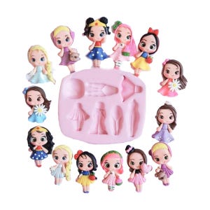 Peut inclure: Ensemble de figurines de poupées colorées avec diverses coiffures et tenues, ainsi qu'un moule en silicone rose avec des formes de robe et de cuillère. Les poupées sont dans différentes poses, certaines tenant des accessoires. Le thème est lié à l'artisanat ou à la pâtisserie.