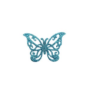 Könnte beinhalten: Ein blauer Glitzer-Schmetterlingsausschnitt. Der Schmetterling hat ein zartes, filigranes Design.