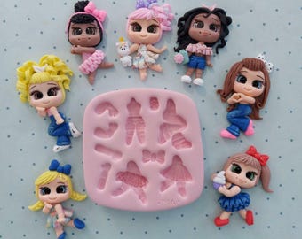 Puede incluir: Un molde de silicona con 10 cavidades para hacer figuras de muñecas en miniatura. El molde presenta una variedad de formas, incluyendo vestidos, lazos y brazos. Hay siete figuras de muñecas coloridas con diferentes peinados y atuendos.