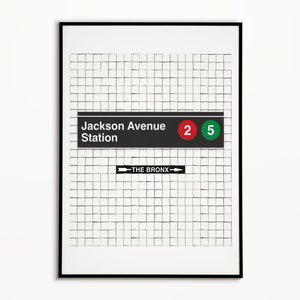 Pode incluir: Um sinal de estação de metro preto e branco com o texto "Jackson Avenue Station" e os números "2" e "5" em círculos vermelhos e verdes. O sinal também inclui o texto "THE BRONX" com uma seta apontando para a direita.