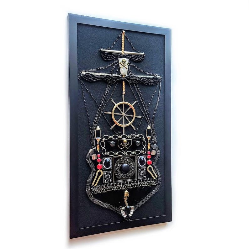 Pode incluir: Uma placa de madeira r&uacute;stica com o texto "Welcome to our home" em estilo manuscrito. A placa apresenta um acabamento desgastado e um design simples e convidativo, perfeito para uma varanda ou entrada.