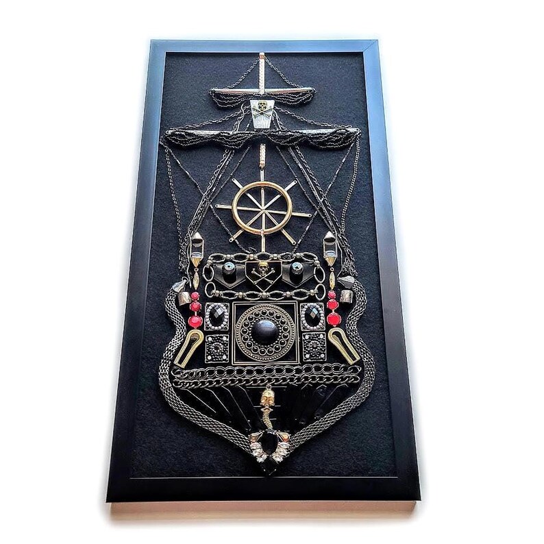 Pode incluir: Uma placa de madeira artesanal com a palavra "Welcome" em uma fonte l&uacute;dica. A placa pintada de branco tem um acabamento desgastado e um pequeno cora&ccedil;&atilde;o decorativo. Perfeito para adicionar um toque r&uacute;stico a qualquer entrada.