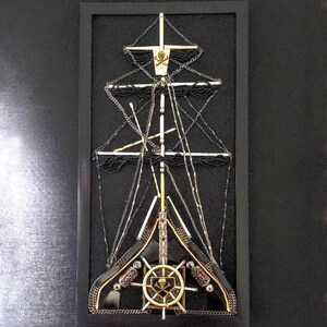 Pode incluir: Uma placa de madeira artesanal com a palavra "Welcome" em estilo manuscrito. A placa &eacute; pintada de branco com um acabamento desgastado e apresenta um pequeno cora&ccedil;&atilde;o decorativo. Projetada para uso interno ou externo.