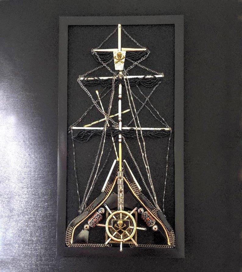 Pode incluir: Uma placa de madeira artesanal com a palavra "Welcome" em estilo manuscrito. A placa &eacute; pintada de branco com um acabamento desgastado e apresenta um pequeno cora&ccedil;&atilde;o decorativo. Projetada para uso interno ou externo.