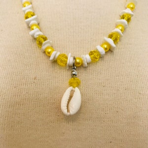 Colar de concha com tema de verão de praia, cordão de fita amarela, conchas de moluscos Puka, luau, festa, lei