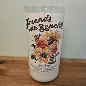 Vela de vino de vainilla y lavanda - Amigos con derechos - 18 oz de soja
