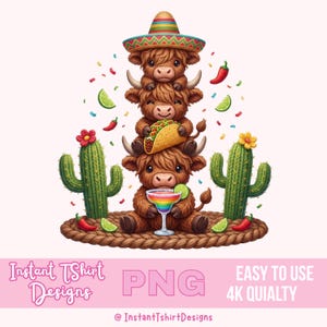 Pode incluir: Uma ilustração extravagante apresenta três vacas das Terras Altas empilhadas, cada uma com um elemento único: um chapéu, uma taco e uma margarita. O design inclui cactos, confetes e pimentas, com o texto "Instant TShirt Designs" e "PNG".