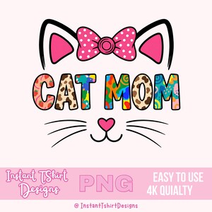 Op de afbeelding: Een roze en wit grafisch ontwerp met een kattengezicht met de woorden "CAT MOM". De letters zijn gevuld met verschillende patronen, waaronder aardbeien, luipaardprint en abstracte ontwerpen. De afbeelding bevat ook de tekst "Instant TShirt Designs", "PNG" en "EASY TO USE 4K QUIALTY".