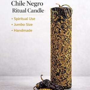 Könnte beinhalten: Eine hohe, zylindrische Chile Negro Ritualkerze mit einer strukturierten Oberfläche aus kleinen, goldenen Samen. Die Oberseite ist dunkel und strukturiert, mit ein paar grünen Strähnen. Die Worte "Powerful Cleansing & Protection" und "Chile Negro Ritual Candle" sind sichtbar.