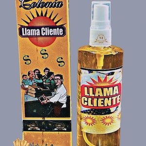 Może przedstawiać: Butelka naturalnego sprayu "Llama Cliente" i pasujący do niej karton. Na kartonie widnieje napis "Colonia" i "Llama Cliente" ze znakami dolara oraz ilustracją ludzi. Butelka ma 100 ml.