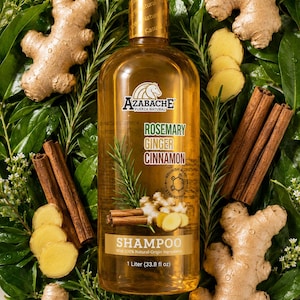 Może przedstawiać: Przezroczysta butelka szamponu Azabache Rosemary Ginger Cinnamon, 1 litr, otoczona świeżym rozmarynem, korzeniem imbiru i laskami cynamonu. Etykieta zawiera logo konia oraz napisy "Szampon" i "100% składników pochodzenia naturalnego."