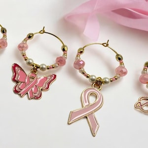 Awareness Drink Marker, Herz, Schmetterling, Pink Ribbon und Believe Charms, mit Hell Rosa Perlen und vergoldeten Haltern