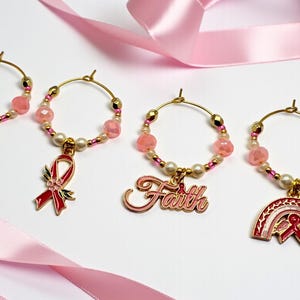 Hübsche Rosa Awareness Drink Marker, Herz, Band, Glaube und Regenbogen Anhänger, mit Hellrosa Perlen und vergoldeten Haltern