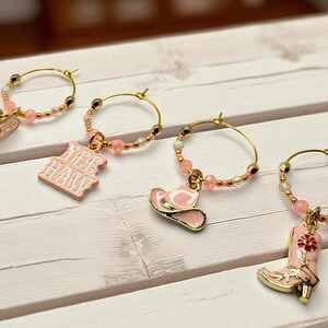 Südwestlichen rosa Emaille Weinanhänger Set von 4 mit goldenen und rosa Akzentperlen