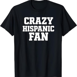 Può includere: T-shirt nero con la scritta bianca "CRAZY HISPANIC FAN" in un carattere audace e squadrato. Il testo è centrato sul petto. La maglietta è a girocollo, adatta per l'uso quotidiano.