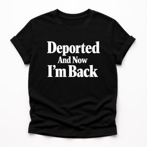 Puede incluir: Camiseta negra con el texto blanco "Deported And Now I'm Back" en una fuente en negrita sin serifa. La camiseta tiene mangas cortas y cuello redondo. El texto está centrado en la parte delantera.