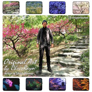 Puede incluir: Una colecci&oacute;n de fundas para port&aacute;tiles con arte tem&aacute;tico de la naturaleza. Los dise&ntilde;os incluyen im&aacute;genes de &aacute;rboles en flor, campos de flores y una pagoda japonesa. El nombre del artista y la informaci&oacute;n de la tienda se muestran.