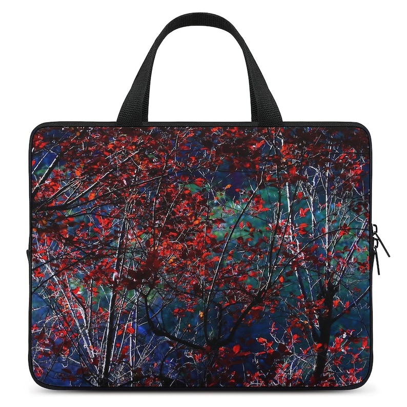 Puede incluir: Una funda negra para port&aacute;til con una imagen vibrante de hojas rojas de oto&ntilde;o sobre un fondo azul oscuro y verde. La funda tiene un asa y cremallera negras, dise&ntilde;adas para transportar y proteger un port&aacute;til.