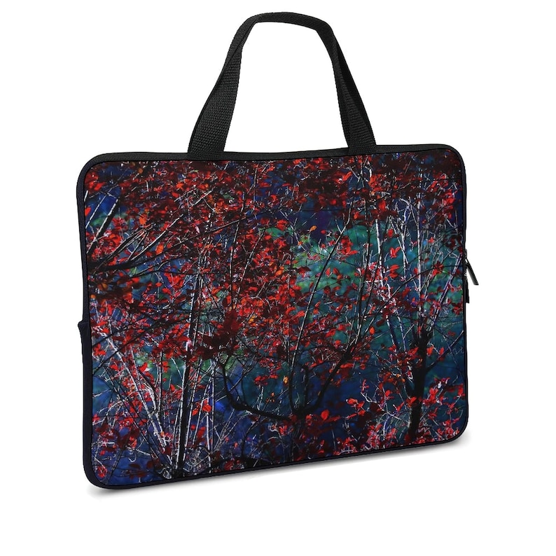 Puede incluir: Funda para port&aacute;til con una vibrante escena oto&ntilde;al de hojas rojas y ramas de &aacute;rboles desnudas sobre un fondo azul oscuro y verde. La bolsa tiene un asa y cremallera negras, ofreciendo una forma elegante y protectora de llevar un port&aacute;til.