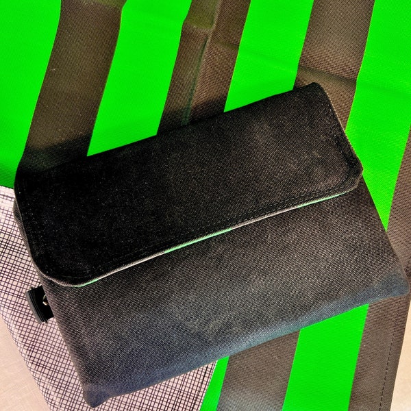 Pochette à couches en toile et toile cirée, avec matelas à langer, couleurs AustinFC, en vert et noir.