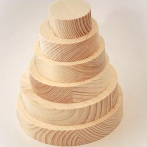 Runde Holzscheibe aus Eiche mit einem Dicke von 20 mm, perfekt für DIY-Kreationen. Das Natursholz sorgt für eine authentische Optik
