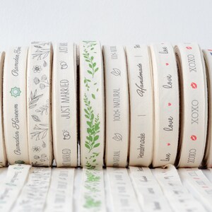 Puede incluir: Surtido de cinta de algod&oacute;n natural con varios dise&ntilde;os impresos, incluyendo "Eid Mubarak", "Ramadan Kareem", "Just Married", "Handmade", "Love" y "XOXO".