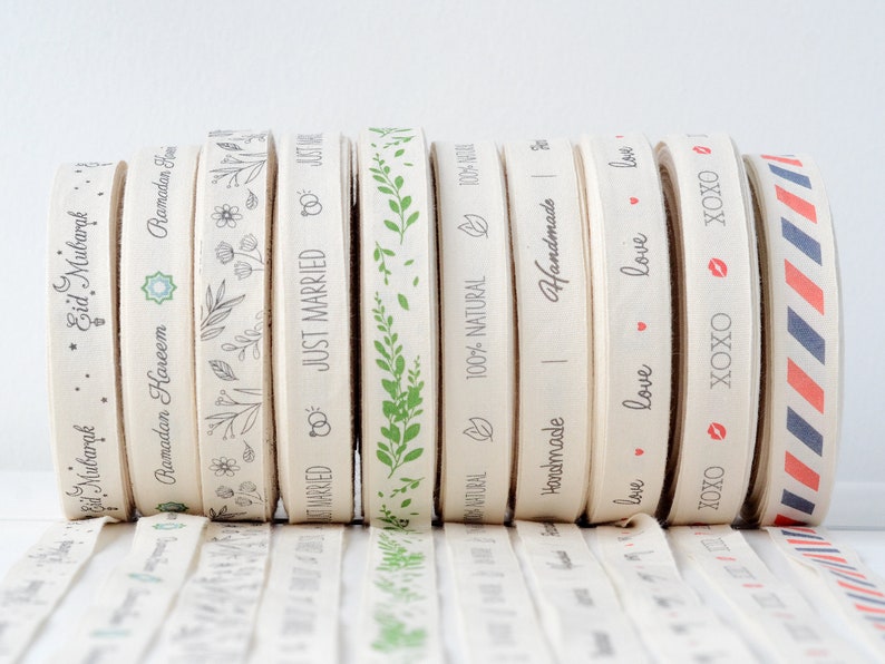 Puede incluir: Surtido de cinta de algod&oacute;n natural con varios dise&ntilde;os impresos, incluyendo "Eid Mubarak", "Ramadan Kareem", "Just Married", "Handmade", "Love" y "XOXO".