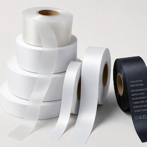 Blank rulle för utskrift av tvättrådsetiketter - 45 m nylontaft, dubbelsidig satin, bomull, TPU-silikon och strykbara etikettmaterial
