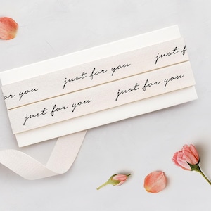 Ruban de coton personnalisable « Juste pour vous » – 15 mm (5/8 po.), 100 à 1 000 yards | Vente en gros de rubans pour emballages cadeaux, articles de boutique et image de marque