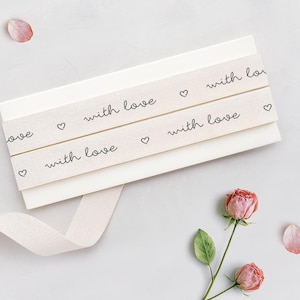 Fita de algodão personalizada com a frase "Com amor e coração" – 15 mm (5/8"), 100 a 1.000 jardas | Fita com logotipo em grandes quantidades para lembrancinhas, eventos e embalagens