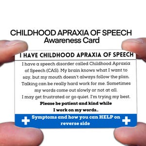 Könnte beinhalten: Eine weiße Karte mit blauen Akzenten, die von Händen gehalten wird und Informationen über Kindliche Apraxie der Sprache (CAS) enthält. Die Karte trägt die Aufschrift "ICH HABE KINDLICHE SPRACHAPRAXIE" und erklärt die Sprachstörung. Die Karte sagt auch "Bitte seid geduldig und freundlich".