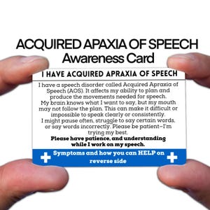 Könnte beinhalten: Eine weiße Awareness-Karte für erworbene Apraxie der Sprache (AOS) wird zwischen zwei Händen gehalten. Die Karte enthält schwarzen Text, der die Sprachstörung erklärt und um Geduld und Verständnis bittet. Blaue Akzente und ein Pluszeichen befinden sich auf der Karte.