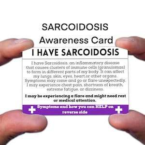 Könnte beinhalten: Eine weiße Aufklärungskarte mit dem Text "SARKOIDOSE Awareness Card" und "ICH HABE SARKOIDOSE". Die Karte beschreibt Symptome der Krankheit, einschließlich Brustschmerzen und Müdigkeit. Die Karte wird von zwei Händen gehalten.