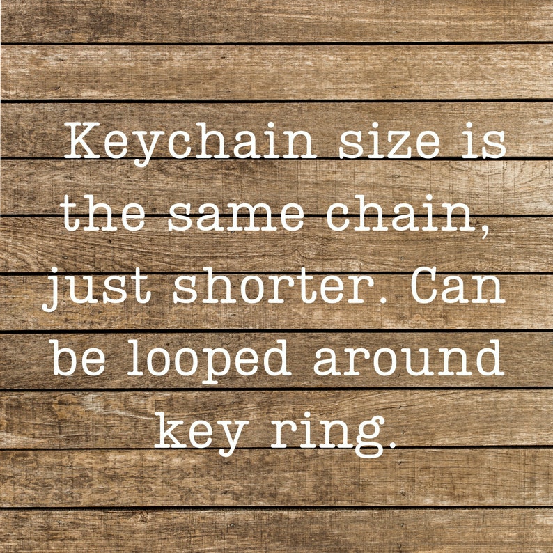 Puede incluir: Texto sobre un fondo de madera que dice: Keychain size is the same chain, just shorter. Can be looped around key ring.