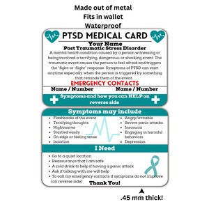 Pode incluir: Um cart&atilde;o m&eacute;dico azul-turquesa e branco com o texto "PTSD Medical Card" em letras vermelhas em negrito. O cart&atilde;o inclui informa&ccedil;&otilde;es sobre o Transtorno de Estresse P&oacute;s-Traum&aacute;tico (TEPT) e como ajudar algu&eacute;m que est&aacute; passando por TEPT. O cart&atilde;o &eacute; feito de metal e &eacute; &agrave; prova d'&aacute;gua. Tem 0,45 mm de espessura.