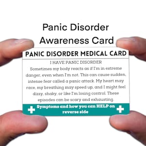 Puede incluir: Una tarjeta médica blanca para el trastorno de pánico con texto negro. La tarjeta dice "TENGO TRASTORNO DE PÁNICO" y describe los síntomas de los ataques de pánico. La tarjeta tiene un borde turquesa con un signo más blanco a cada lado. La tarjeta está sostenida por dos manos.