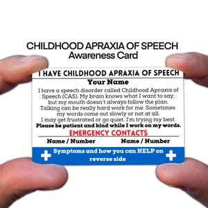 Könnte beinhalten: Eine weiße Karte mit schwarzem Text, gehalten zwischen zwei Händen, lautet "CHILDHOOD APRAXIA OF SPEECH Awareness Card". Die Karte erklärt die Sprachstörung und enthält Platz für Notfallkontakte. Die Karte enthält auch den Text "Symptoms and how you can HELP on reverse side."