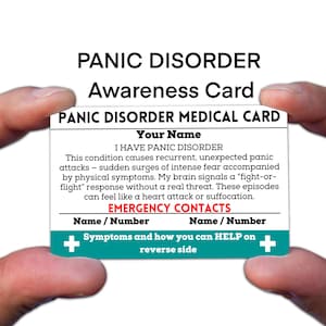 Puede incluir: Una tarjeta médica blanca y verde azulado para el trastorno de pánico con el texto "Tarjeta de concienciación sobre el trastorno de pánico". La tarjeta incluye espacio para un nombre, una descripción y contactos de emergencia. La tarjeta está sostenida entre dos manos.