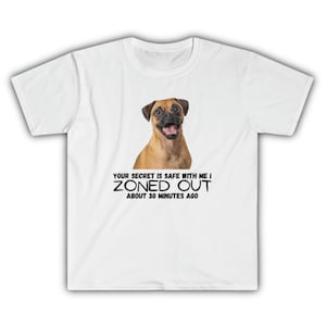 Pode incluir: Camiseta branca com um c&atilde;o castanho e branco nela. O texto "Your secret is safe with me I ZONED OUT about 30 minutes ago" est&aacute; impresso abaixo do c&atilde;o.