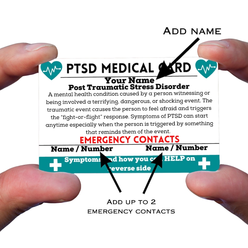 Pode incluir: Um cart&atilde;o m&eacute;dico azul-turquesa e branco com o texto "PTSD Medical Card" e "Your Name" em preto. O cart&atilde;o tamb&eacute;m inclui o texto "Post Traumatic Stress Disorder" e informa&ccedil;&otilde;es sobre a condi&ccedil;&atilde;o. O cart&atilde;o tem duas se&ccedil;&otilde;es para contatos de emerg&ecirc;ncia com o texto "Name/Number" e "Help on".