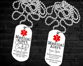 Puede incluir: Dos chapas de perro de metal blanco con una cadena plateada. La chapa superior dice "Alerta médica Contactos de emergencia:" con dos números de teléfono. La chapa inferior dice "Alerta médica Tu nombre Condiciones médicas: Enumera tus condiciones médicas aquí. Contactos de emergencia en el reverso."