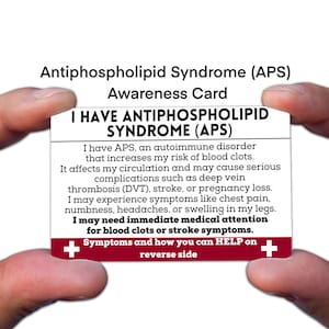 Op de afbeelding: Een witte bewustwordingskaart voor Antifosfolipidensyndroom (APS) die tussen twee handen wordt gehouden. De kaart bevat de tekst "I HAVE ANTIPHOSPHOLIPID SYNDROME (APS)" en details over de aandoening, inclusief symptomen en de noodzaak van medische aandacht.