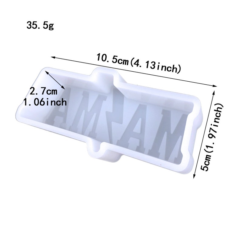 Op de afbeelding: Een witte siliconen mal in een rechthoekige vorm met de letters "AMAM" erin. De mal is 10,5 cm lang, 5 cm breed en 2,7 cm diep. De mal weegt 35,5 g.