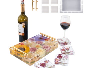 Puede incluir: Un juego de cuatro posavasos florales y una bandeja floral más grande con asas doradas. Los posavasos y la bandeja están hechos de resina transparente con flores prensadas en su interior. El juego también incluye un tapón para botellas de vino con un diseño floral rojo y blanco y dos asas doradas.