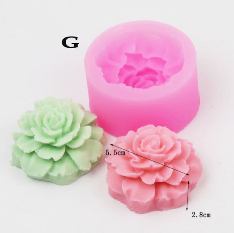 May include: A pink silicone rose-shaped mold next to two finished soap bars. One soap is light green, the other is pink, measuring 2.8 cm high and 5.5 cm wide. The letter "G" is in the upper left corner.
