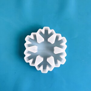 Può includere: Stampo in silicone bianco a forma di fiocco di neve. Lo stampo ha sei punte e un centro vuoto.