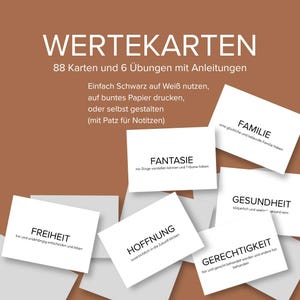 Puede incluir: Un conjunto de 88 tarjetas blancas con texto en negro y 6 ejercicios instructivos. Las tarjetas presentan palabras en alemán como WERTEKARTEN, FAMILIE, FANTASIE, GESUNDHEIT, FREIHEIT, HOFFNUNG y GERECHTIGKEIT, junto con frases descriptivas.