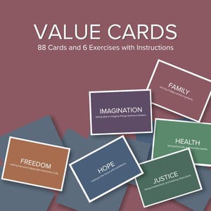 Può includere: Un set di 88 carte dei valori con 6 esercizi e istruzioni. Le carte presentano vari colori tra cui marrone, viola, blu e verde, ognuna con una singola parola come Libertà, Immaginazione, Speranza, Salute e Giustizia con una definizione.