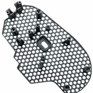 Könnte beinhalten: Eine schwarze Plastik-Maus-Schale mit einem Wabenmuster und mehreren kleinen Löchern. Die Schale hat einen erhabenen ovalen Bereich in der Mitte.