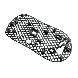Puede incluir: Base de ratón negra con patrón de panal, con varios puntos de montaje y una abertura central. La base tiene una forma curva y ergonómica, diseñada para un ratón de ordenador. El diseño presenta pequeños agujeros circulares.
